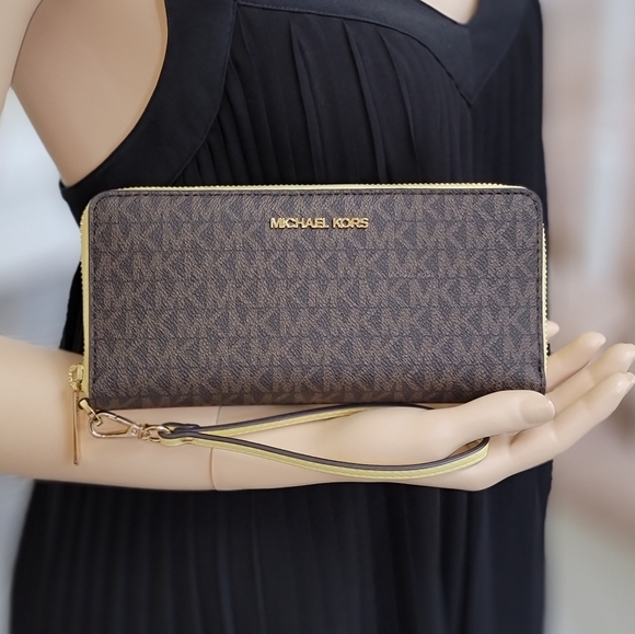 Michael Kors Handbags - Michael Kors Jet Set Continental Wallet